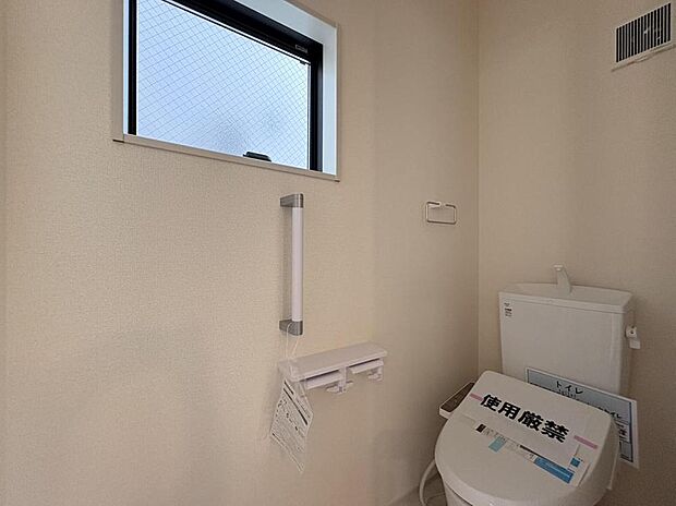 トイレは快適にお使いいただける温水洗浄便座付き。1・2階に備えられています。