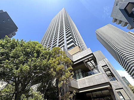 「現地外観写真」大型商業施設が徒歩5分圏内に点在しており、休日に気軽にお出かけが楽しめる住環境です。小学校も徒歩6分と、お子様を安心して送り出せる距離です。