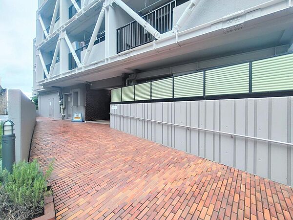 日当たりや周辺の道路幅・交通量など、現地にてお確かめいただけます。ぜひ、お問い合わせくださいませ。