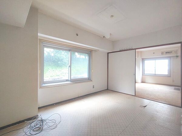 窓から自然光が差し込みます。プライベートな時間も心地よく過ごせそうです。