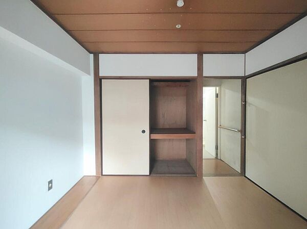 押入には、布団や来客用の座布団、季節家電など様々な物をしまっていただけます。