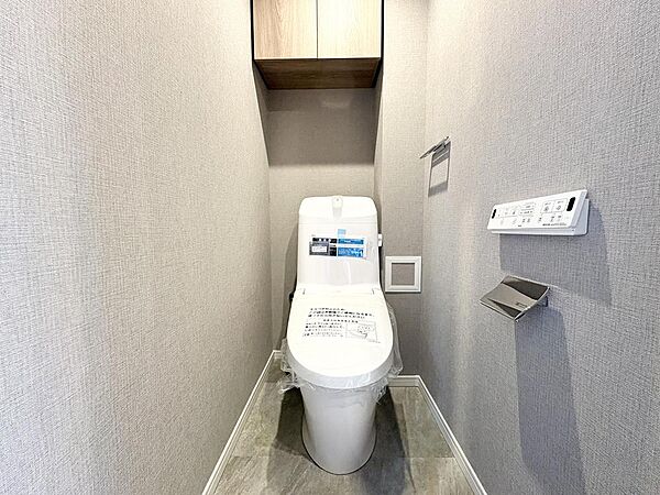 トイレの上部には棚が備え付けられています。ペーパー類などのストック品の収納に便利です。