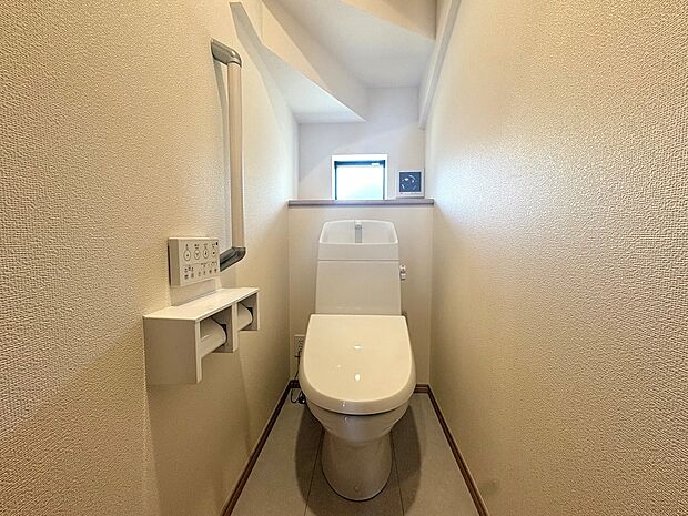 清潔感があるトイレです。仕様の詳細など、気になることはお気軽にお尋ねください。