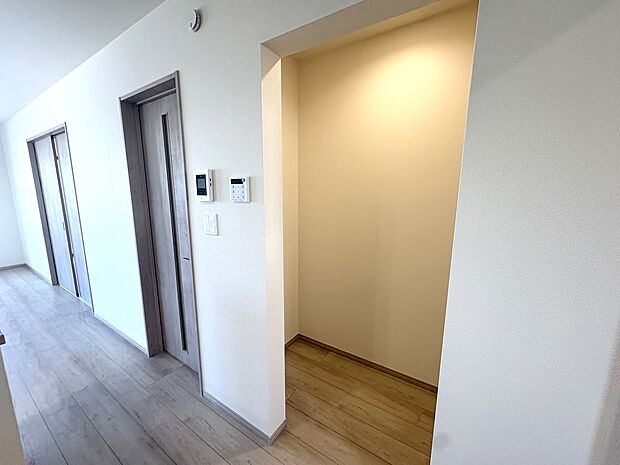 パントリーが備え付けられています。食料品や日用品のストック品を収納するスペースとして便利です。