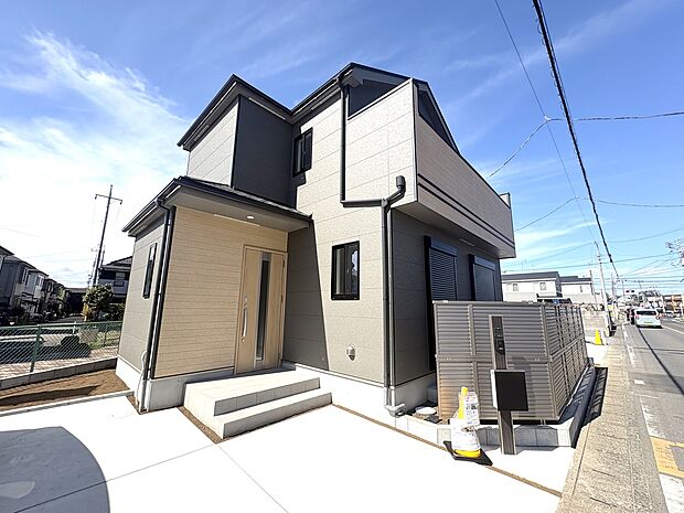 明るい陽光が降り注ぐ2階建ての住まい。各居室の日当たりや設備・仕様など、ぜひ現地にてご確認ください。