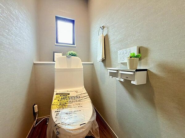 トイレは1階と2階の2ヶ所にあり、ご家族の使用が重なる時間帯も安心です。