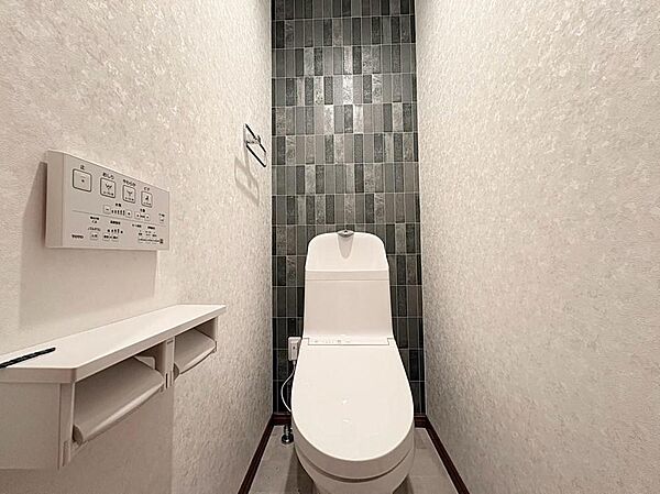 温水洗浄便座が備わっており、毎日快適にご使用いただけます。
