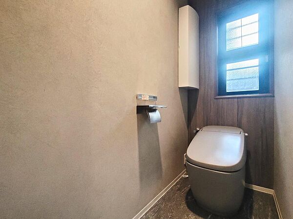 「トイレ」温水洗浄便座付きのトイレです。トイレは各階に設けられているため、来客時も気兼ねなく使用できます。