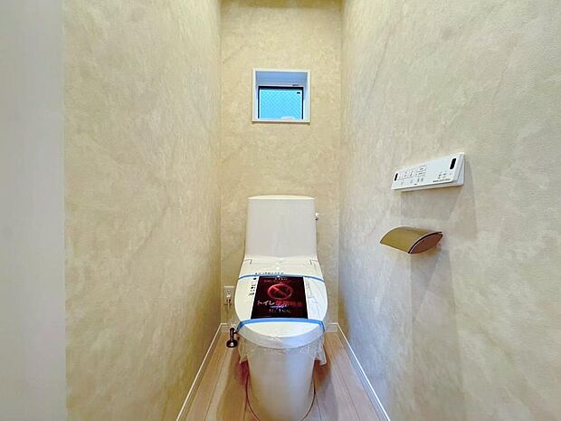 トイレは快適にお使いいただける温水洗浄便座付き。1・3階に備えられています。