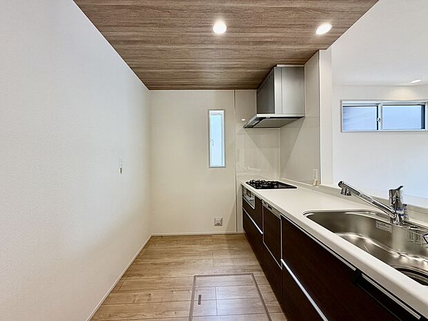 新しいお住まいのキッチンで、休日は家族でお料理を楽しむ時間が増えそうです。