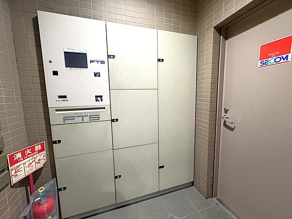 共用部に宅配ボックスが設置されており、不在時の荷物の受け取りに便利です。