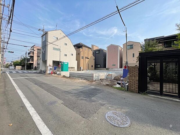 前面道路はアスファルト舗装されています。※バーチャル加工を施しています。