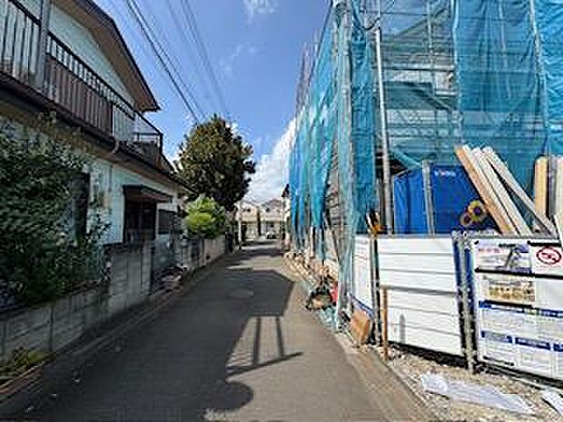 周辺は、低層住宅が建ち並ぶ閑静な住宅街です。緑豊かな住環境で落ち着いた暮らしが叶います。