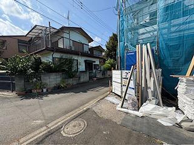 敷地と前面道路に高低差が少なく、ベビーカーや自転車をご利用の際もスムーズに移動していただけます。