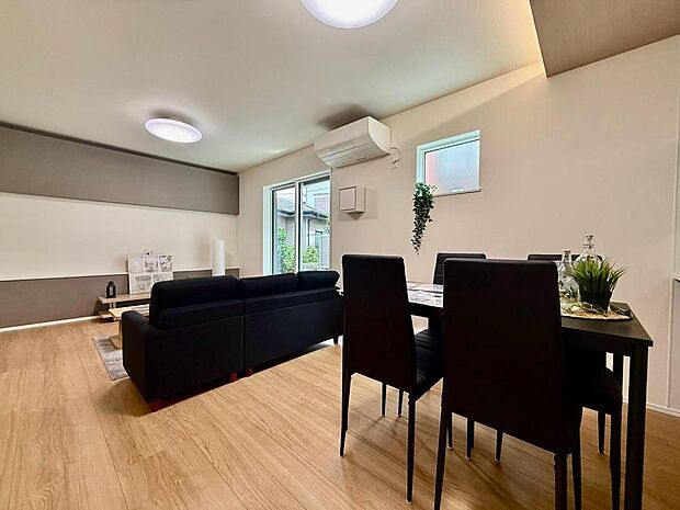 自然と笑顔が溢れるLDKです。お好きな小物や写真を飾り、お住まいづくりをお楽しみください。