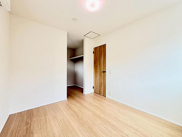 WIC付きのお部屋です。余分な収納家具を置かず、室内をすっきりと保てます。