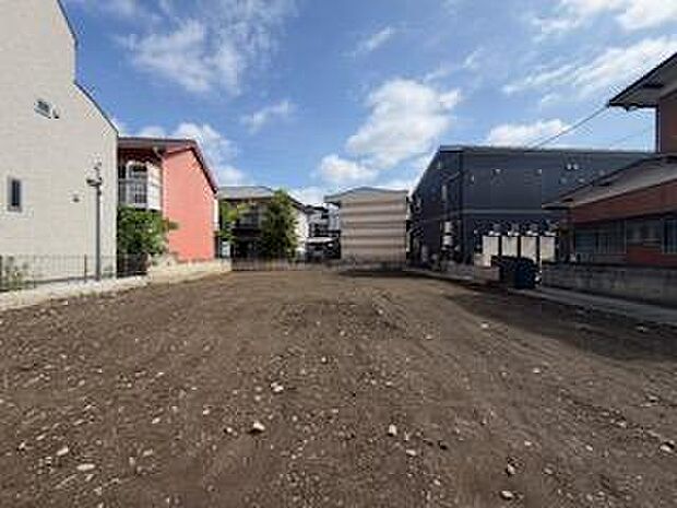 大通りから中に入った場所のため、利便整う住環境でありながら、落ち着いた暮らしが送れます。