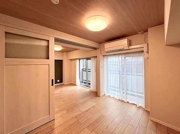 お部屋はナチュラルな雰囲気で、お好みの様々なインテリアが楽しめそうです。
