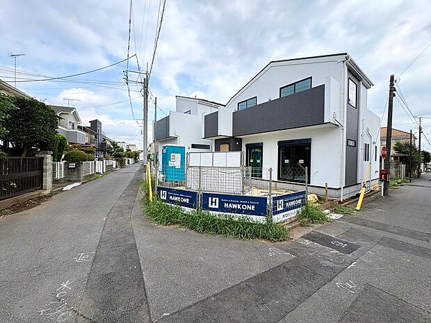 周辺は一戸建て住宅が建ち並ぶ穏やかな住環境。採光・通風を確保しやすく、開放的な角地です。