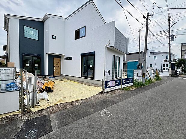 前面道路はアスファルト舗装されています。自転車の走行や、ベビーカーを押して外出する際も快適です。