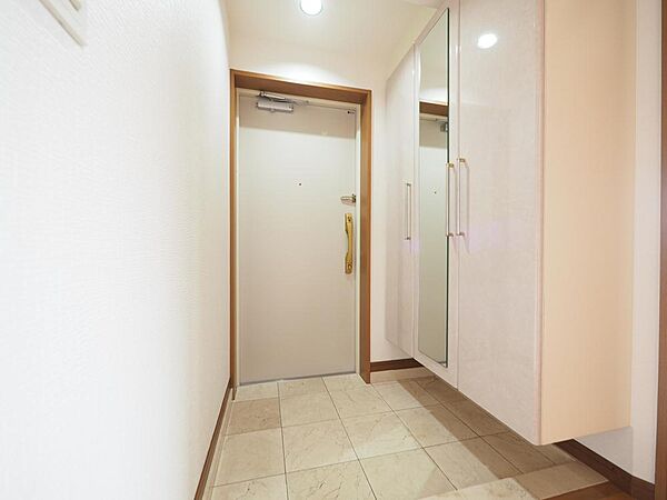 お出かけ前の身だしなみチェックができる、姿見付きのシューズボックスが設置されています。