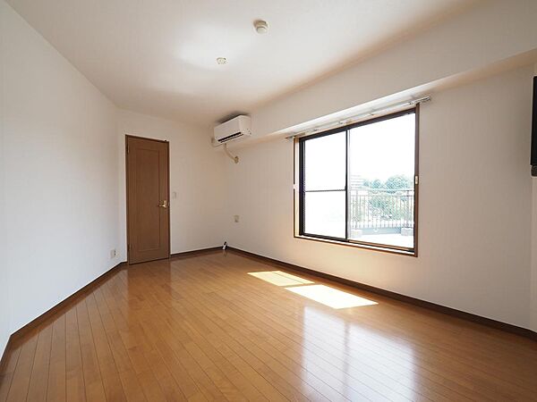WIC付きのお部屋です。余分な収納家具を置かず、室内をすっきりと保てます。
