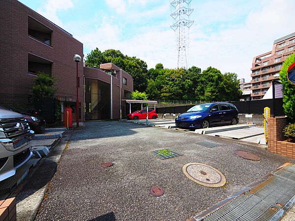 マンションの敷地内駐車場です。サイズ制限・最新の空き状況等、お気軽にお問い合わせください。