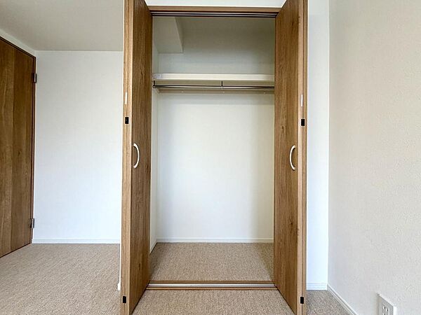 中の物を確認しやすく、取り出しやすい両開きのクローゼット。お部屋を広々とお使いいただけます。