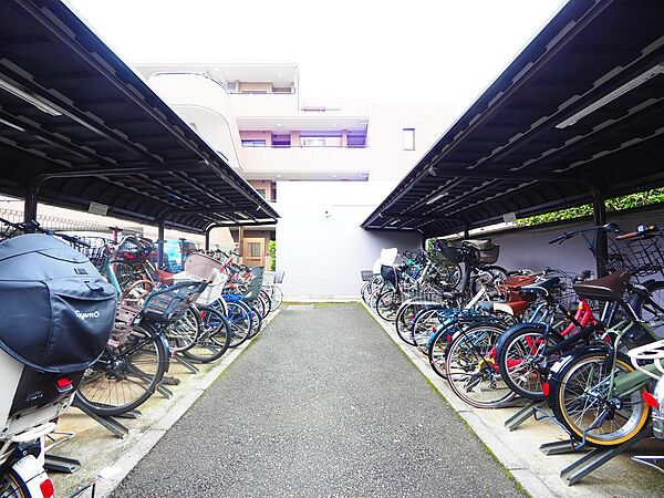 屋根付きの駐輪場です。※最新の空き状況などはお問い合わせください。