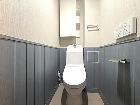 トイレの上部には棚が備え付けられています。ペーパー類などのストック品の収納に便利です。