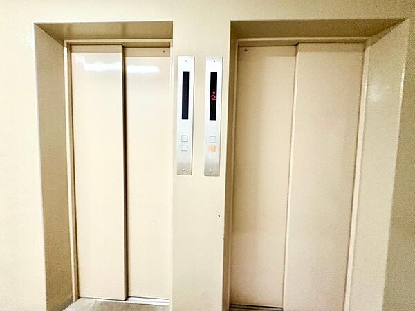 エレベーターは2基設置されています。朝や夕方の混み合う時間帯もスムーズに利用できます。