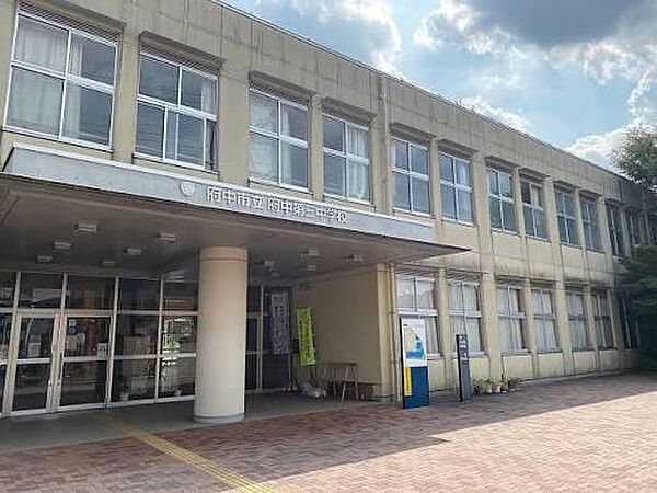 府中市立府中第三中学校まで約664m