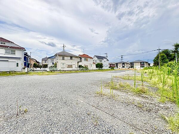 小学校や幼稚園が徒歩圏内に揃い、子育て世帯に優しい住環境です。