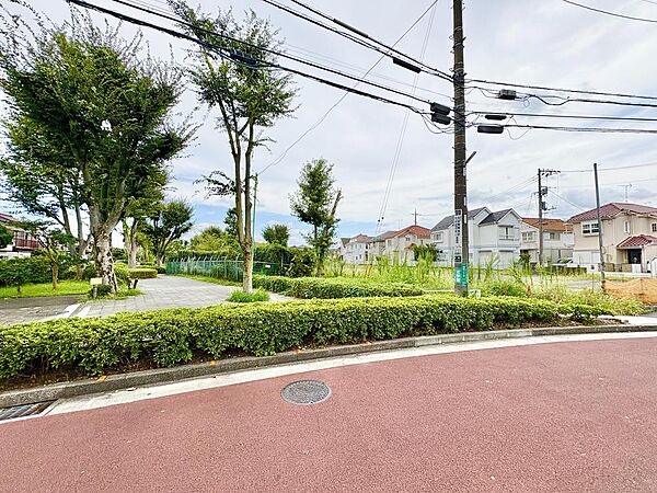 周辺は、低層住宅が建ち並ぶ閑静な住宅街です。緑豊かな住環境で落ち着いた暮らしが叶います。