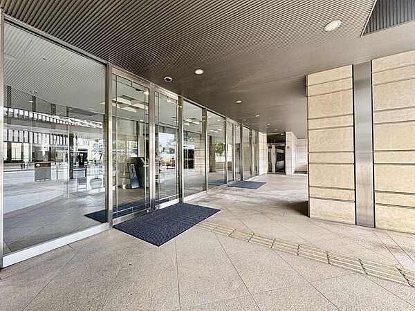 エントランスは、防犯性を高めるオートロックが採用されています。