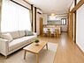 リビング/ダイニング：お住まいの中心のLDKは、自然とご家族が集まる癒しの空間です。※バーチャル加工を施しています。