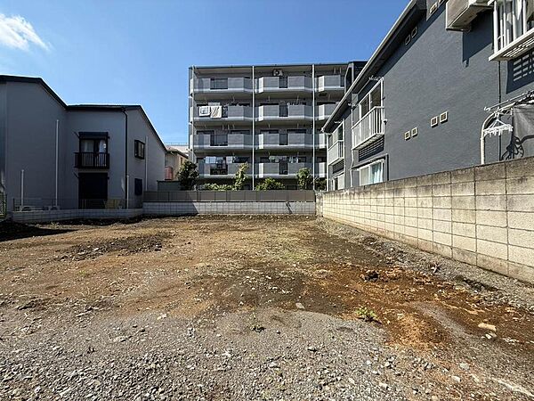 周囲は既に建物があり、日当たりや窓の位置を考慮したプランニングが可能です。