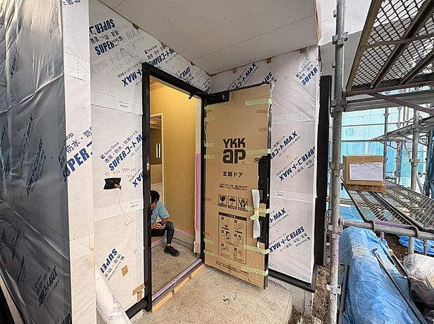 住まいの顏となる玄関。お気に入りの小物や写真を飾ることで、さわやかな気持ちで外出できそうです。
