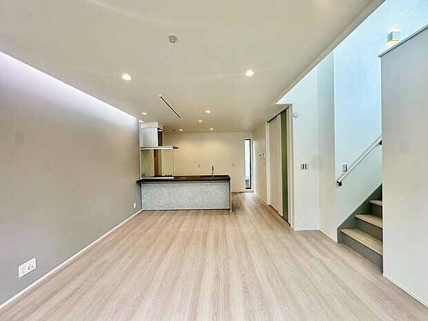 自然と笑顔が溢れるLDKです。お好きな小物や写真を飾り、お住まいづくりをお楽しみください。