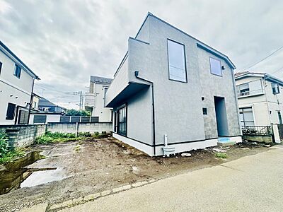 外観：第一種低層住居専用地域内、落ち着いた住宅街の一画に位置しています。