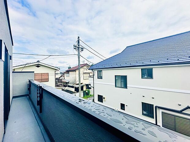 仕事や家事の合間の休憩に、バルコニーから景色を眺めればリフレッシュにもなりそうです。