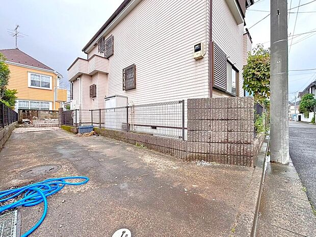 交通量が少ない道路に面しているため、プライバシー性高く、穏やかな暮らしが叶います。