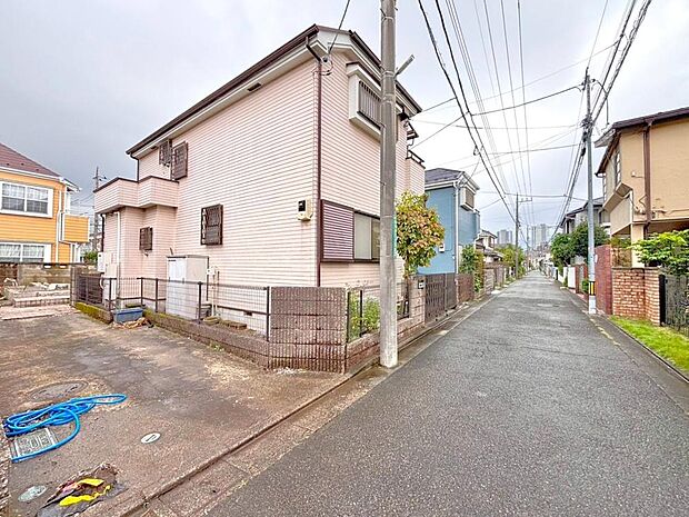 前面道路はアスファルト舗装されています。自転車の走行や、ベビーカーを押して外出する際も快適です。