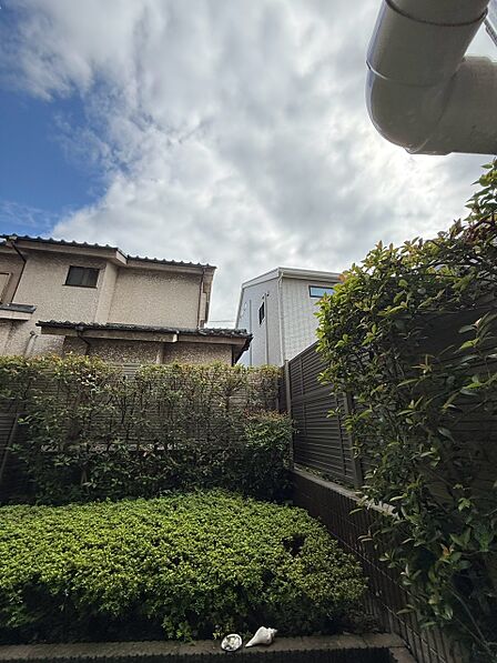 読書やティータイムを愉しむ空間や小さなお子様のお外遊びの場など、多用途に活用できます。