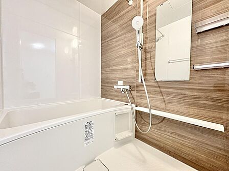 清潔感のある浴室。1日の疲れをゆっくりと癒してくれる空間です。