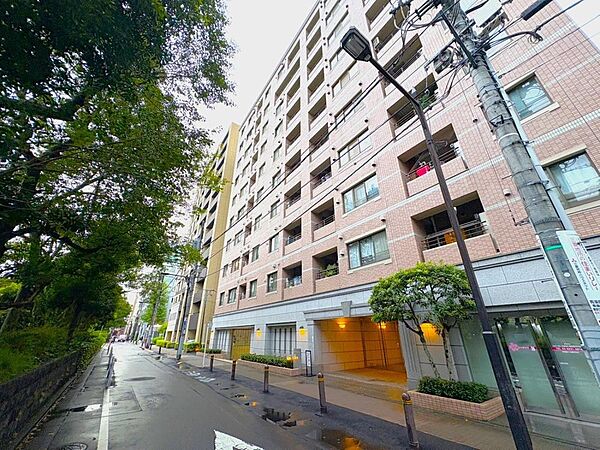 スーパー・小学校が徒歩圏内にあり、日々の生活がしやすくファミリー層にもおすすめの住環境です。