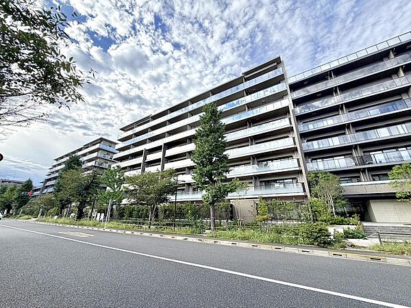 周辺は穏やかな住環境。街並みに調和する、落ち着いた佇まいの外観です。
