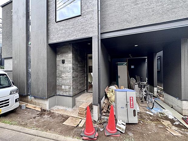 交通量が少ない道路に面しているため、プライバシー性高く、穏やかな暮らしが叶います。