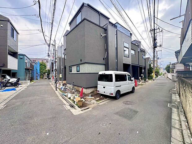 前面道路はアスファルト舗装されています。自転車の走行や、ベビーカーを押して外出する際も快適です。