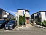 外観：第一種低層住居専用地域内、緑豊かで落ち着いた住宅街の一画に位置しています。